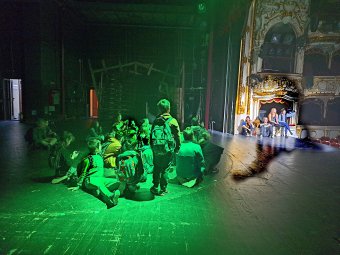 Ami a kulisszák mögött rejtőzik – diákcsapatok fedezik fel a nagyváradi Szigligeti Színházat az Iskola másképp program keretében