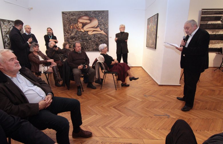 Felemeli a nézőt a műalkotás szintjére: Jovián György festőművész műveiből nyílt kiállítás Kolozsváron