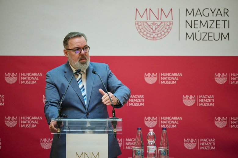Menesztették a Magyar Nemzeti Múzeum főigazgatóját az LMBTQ-közösséget is bemutató tárlat ügyében
