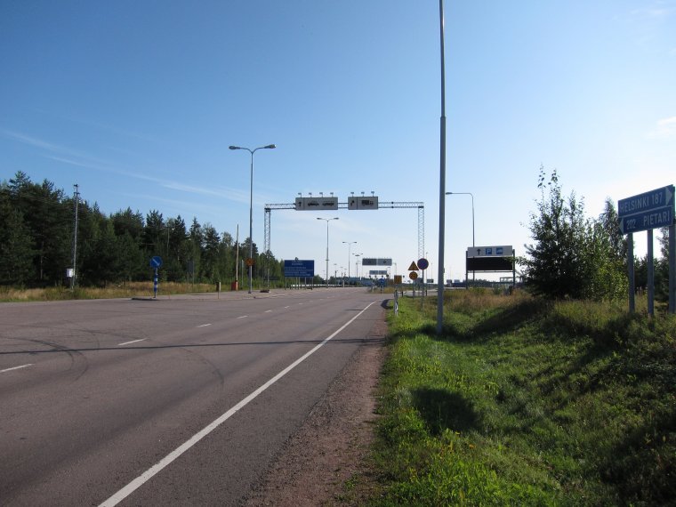 Lezárta Helsinki az átkelők zömét a finn–orosz határon az Oroszországból odairányított migránsok miatt