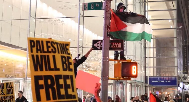 Amerikai és izraeli zászlót gyaláztak a New York-i palesztinpárti tüntetésen, Londonban több százezren vonultak utcára