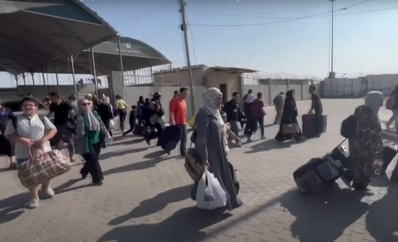 Újabb 41 román állampolgár és családtagjaik elhagyták a Gázai övezetet a rafahi határátkelőhelyen keresztül