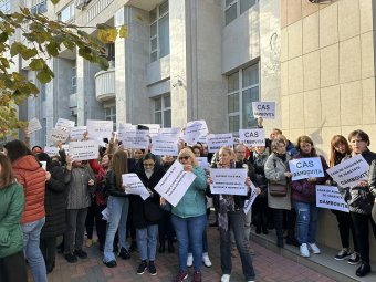 Leállítják a kifizetéseket az egészségbiztosító alkalmazottai, bér nélkül maradhatnak a kórházi dolgozók a tiltakozás miatt