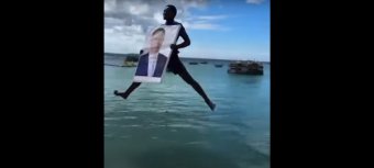 Hakuna matata, Iohannis! – kiabálták Tanzániában, majd vízbe vetették magukat a román elnöki házaspár portréival (VIDEÓ)