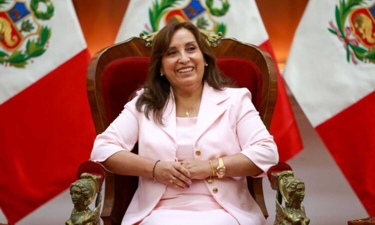 Férjét gyászoló nő ragadta meg a perui elnök asszony haját egy hivatalos eseményen