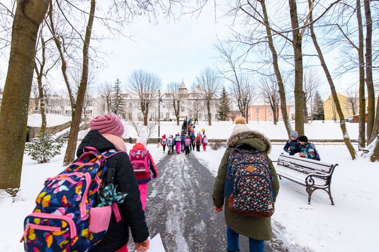 A reggeli mínusz 17 fok dacára 110 gyermek ment gyalog iskolába Sepsiszentgyörgyön