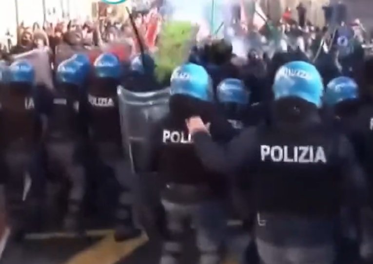 Erőszakkal követelni békét: Izrael-ellenes tüntetők összecsaptak a rendőrökkel Olaszországban