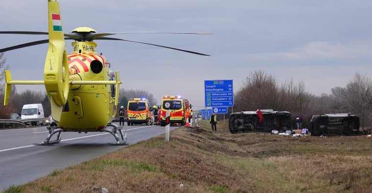 Trélert vontató romániai kisbusz utasai szenvedtek súlyos balesetet Magyarországon