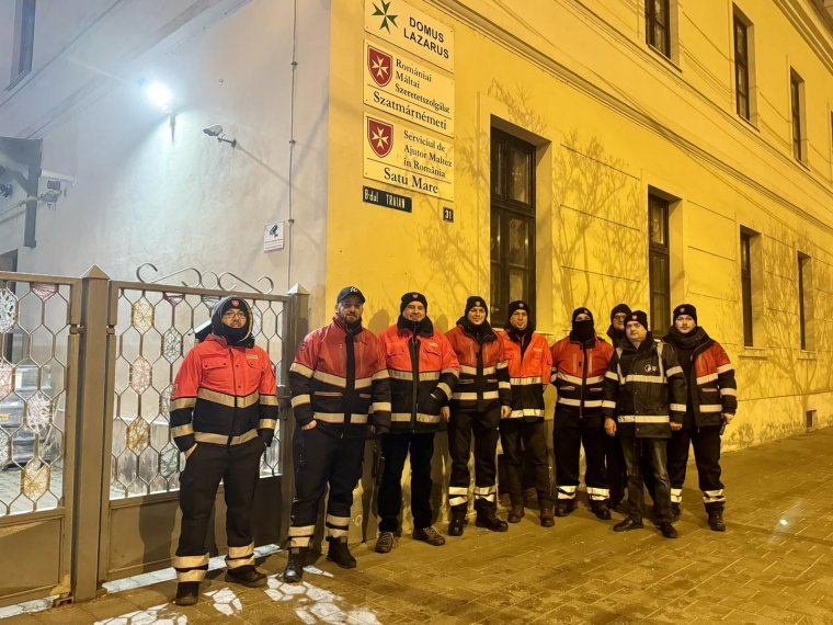 Felkutatják, segítik a hajléktalanokat Szatmárnémetiben a Máltai Szeretetszolgálat önkéntesei a helyi rendőrökkel együtt