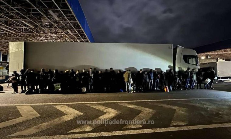Romániában menedékjogot kérő bevándorlók tucatjai próbáltak átszökni a határon egy kamion rakterében