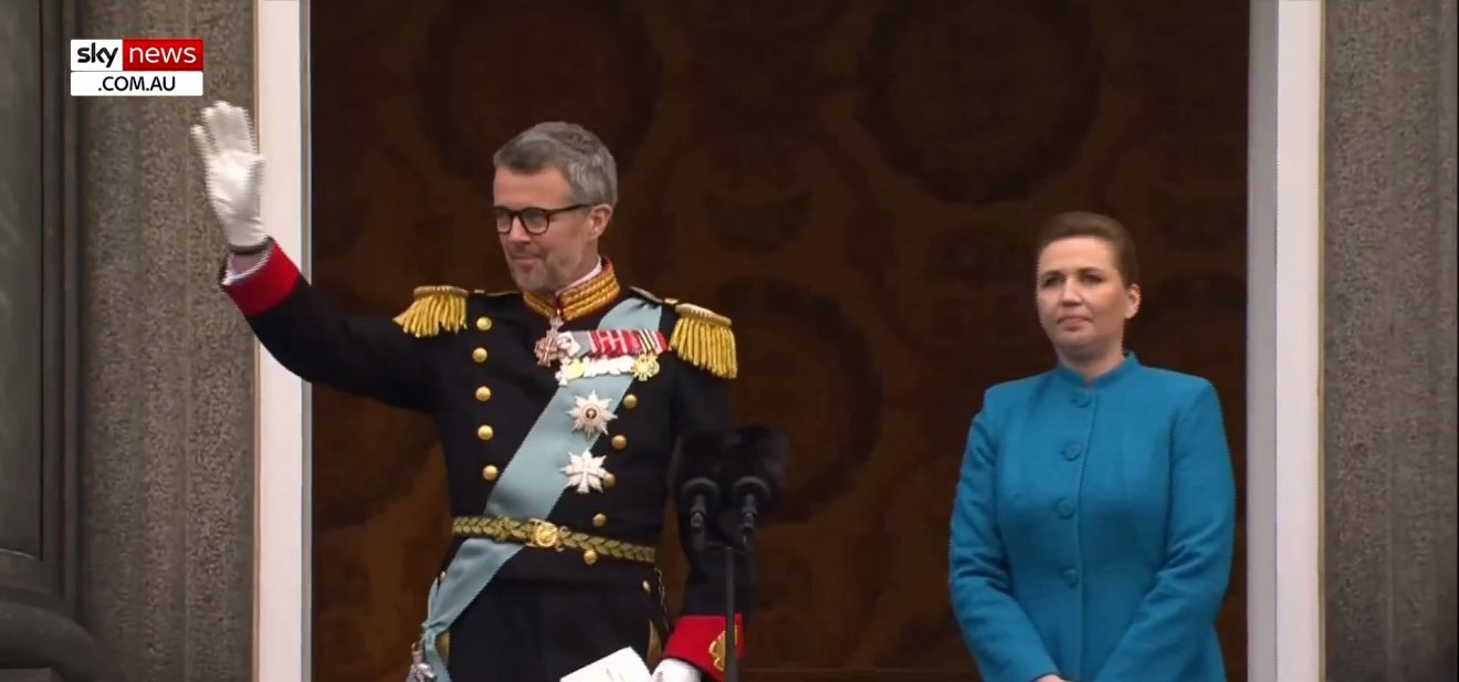 Csere a trónon: vasárnaptól új uralkodója van Dániának, miután a királynő lemondott