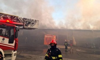 Mintegy 150 embert evakuáltak a Fornetti kigyulladt raktárcsarnokából Temes megyében
