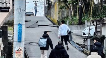 Több méteres hullámok miatt cunamiriadót adtak ki Japánban egy nagy erejű földrengés után