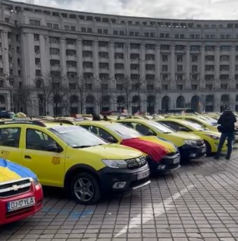 Többek között a Bolt és az Uber miatt tüntetnek Bukarestben a taxisok