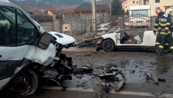 Egy személy életét vesztette, hárman súlyosan megsérültek egy Brassó megyei közúti balesetben