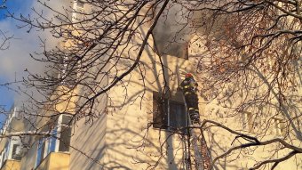 Csecsemőjével a karjában ugrott ki lángokban álló 3. emeleti lakásából egy nő Jászvásáron