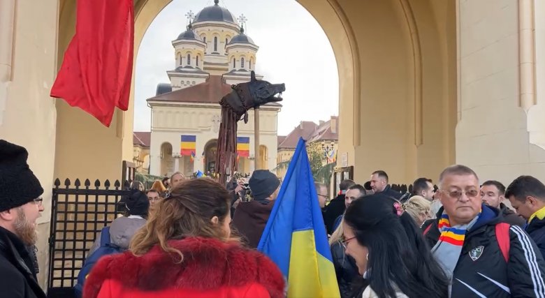Román revizionista szlogeneket skandáltak Simionék Gyulafehérváron az „egyesülés menetén”