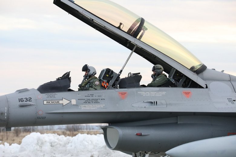 Átrepült Norvégiából Romániába a légierő számára vásárolt első három F-16-os vadászgép