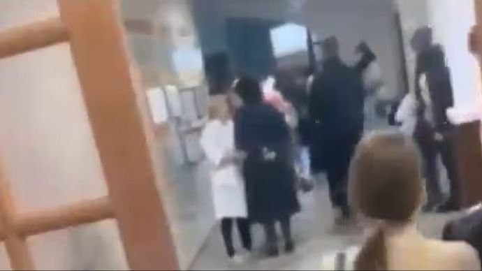 Diáklány lövöldözött egy oroszországi iskolában, többen meghaltak