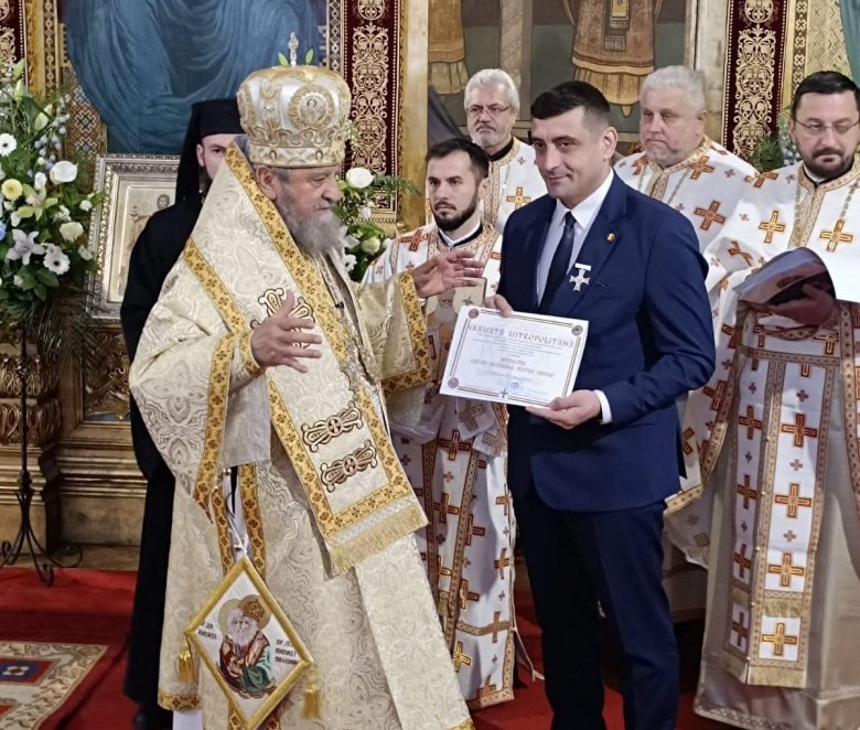 Simionnak is megvan a maga keresztje: magas rangú erdélyi ortodox kitüntetést kapott az AUR elnöke