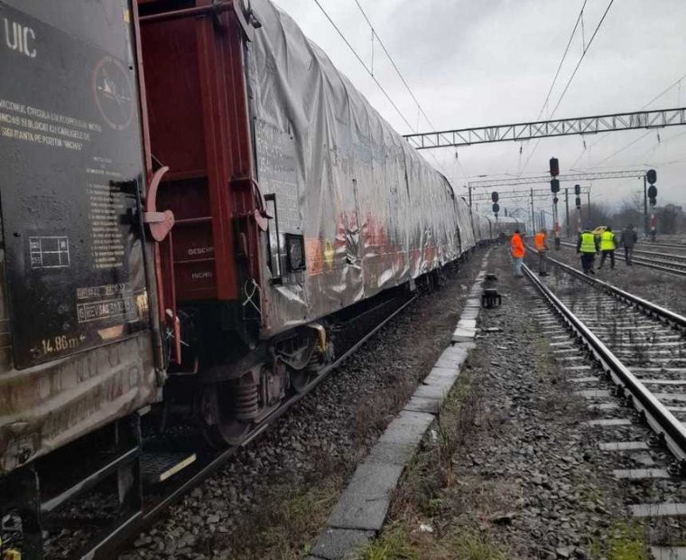 Kisiklott egy vonat az egyik fontos erdélyi vasúti csomópont bejáratánál
