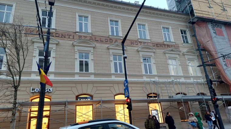 Magyar felirat került ki Kolozsvár központjának egyik ikonikus épületére