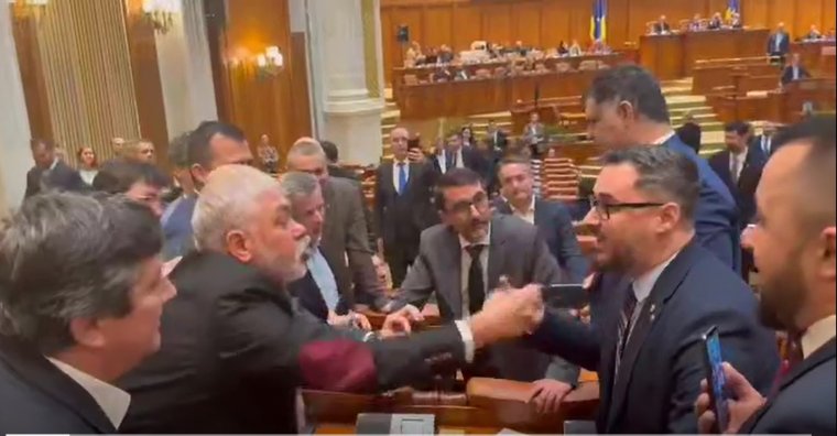 Botrány övezte a költségvetési vitát a parlamentben, rárontottak Dan Tanasáék az RMDSZ törvényhozóira