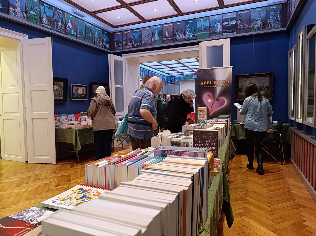 Könyvet ajándékozni a legnemesebb dolog  – Kilencedik alkalommal nyitotta meg kapuit a kolozsvári Adventi Könyvvásár