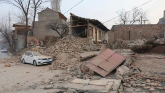 Több mint száz halálos áldozata van egy földrengésnek Kínában