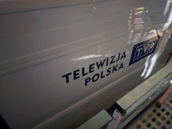 Kiéhezteti és „javítóintézkedéseket” foganatosít a lengyel közmédia ellen az új varsói hatalom