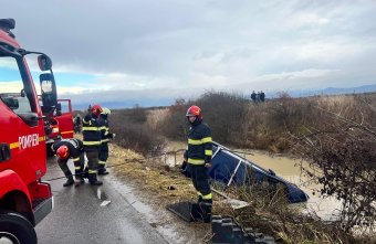 Hárman életüket vesztették, amikor egy személygépkocsi vízzel teli árokba borult Szatmár megyében