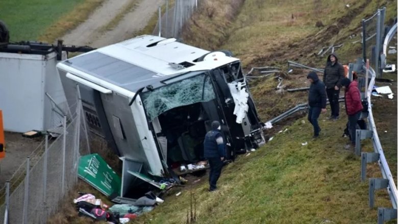 Hárman meghaltak, amikor felborult egy brassói autóbusz Szlovéniában