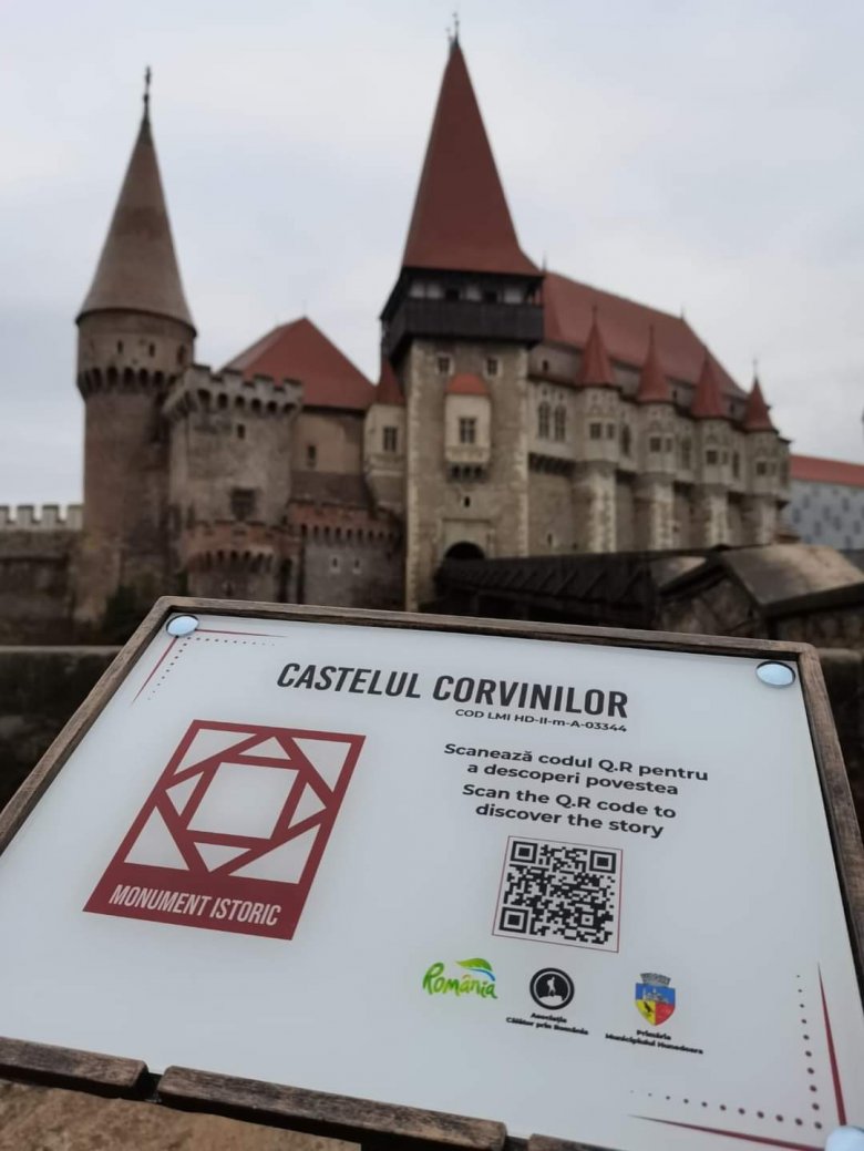 Új műemlékfeliratokkal halad a korral a turisztikai tárca, nyakatekert magyar leírást is ad a Google-fordító