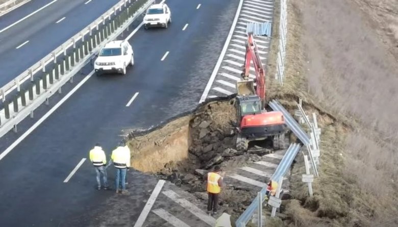 Hatalmas gödör tátong a földcsuszamlás miatt egy hónapra lezárt Torda–Szászsebes-autópályán
