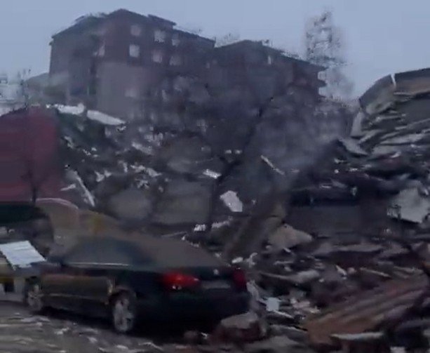 Pusztító erejű földrengések rázták meg Törökországot és Szíriát, százak haltak meg
