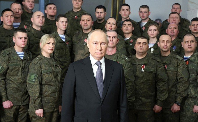Az orosz megszállás alá került ukrajnai területeken tartott szemlét Putyin