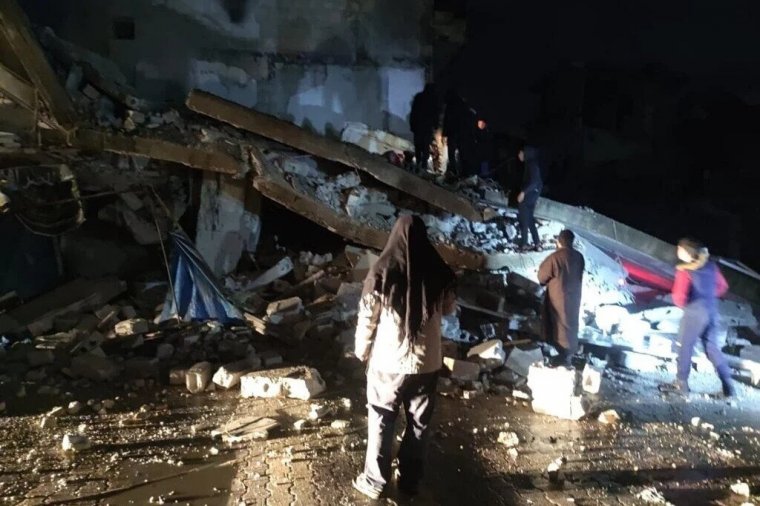 Újabb erős földrengés sújtotta Szíriát és Törökországot, már jóval ezer fölött a halottak száma
