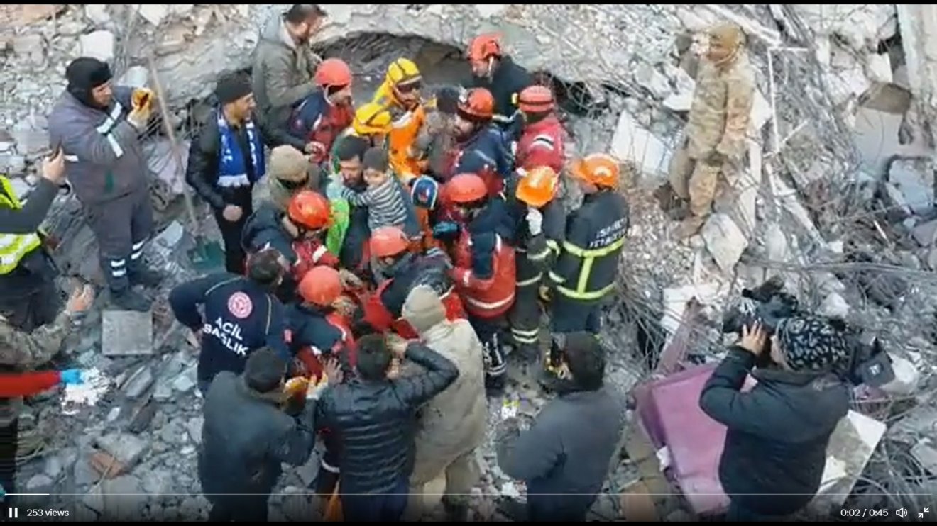 Gyerekeket sikerült kimenteni a romok alól a földmozgás után 80 óra elteltével