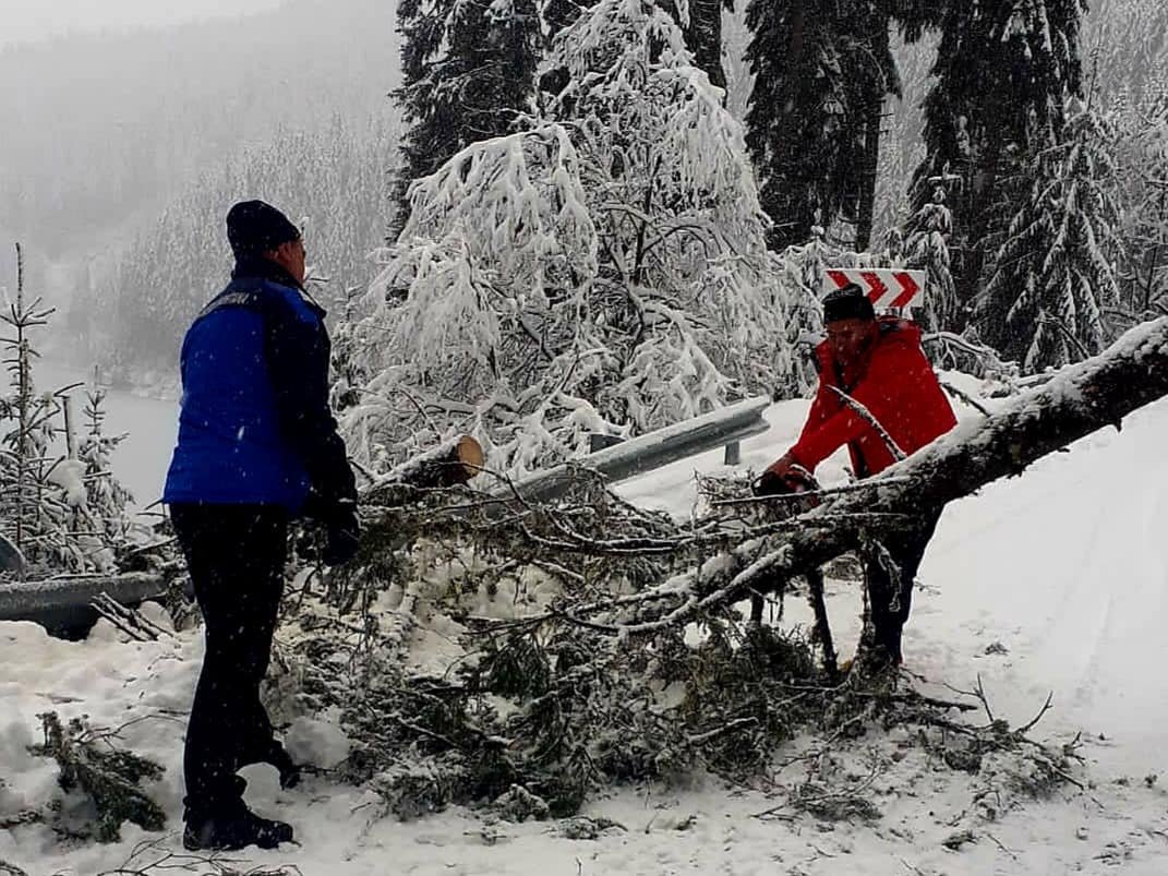 Várandós nőket, dialízisre szoruló betegeket szállító járművek akadtak el a hóban Románia keleti megyéiben
