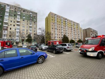 Kigyulladt egy tízemeletes tömbház Aradon, kimenekítették a lakókat