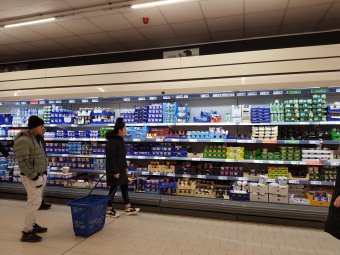 Napokon belül olcsóbb lehet a tej: legalább 20 százalékos árcsökkentést vállaltak a kiskereskedelmi üzletláncok