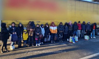 Több mint ötven migránst találtak több teherautóban Nagylaknál