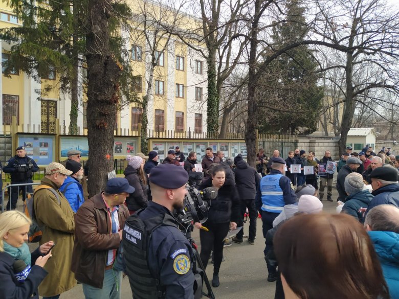 Virágokkal és gyertyagyújtással emlékeztek meg Navalnijra a bukarestiek az orosz nagykövetség előtt