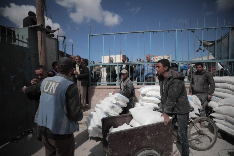 Újabb, több mint 8 millió lej értékű humanitárius segélyt küldött Románia a Gázai övezetbe