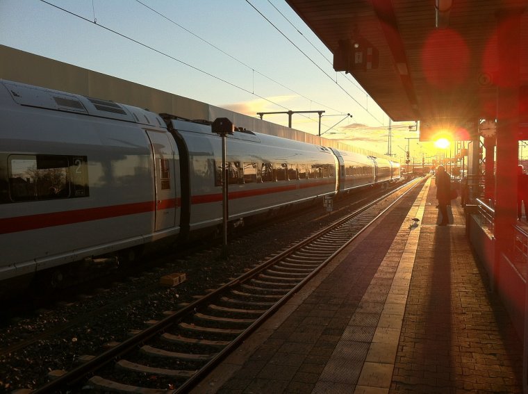 160 kilométer/órával száguldó vonatokat vizionál a Kürtös Segesvár vasútvonalon a közlekedési miniszter