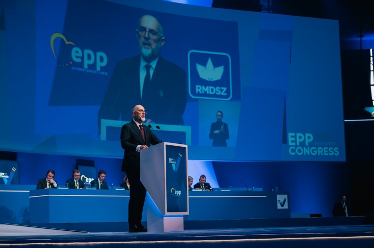Európai hadsereget, kisebbségi jogokat kért Kelemen az EPP kongresszusán, és Orbánt is megvédte