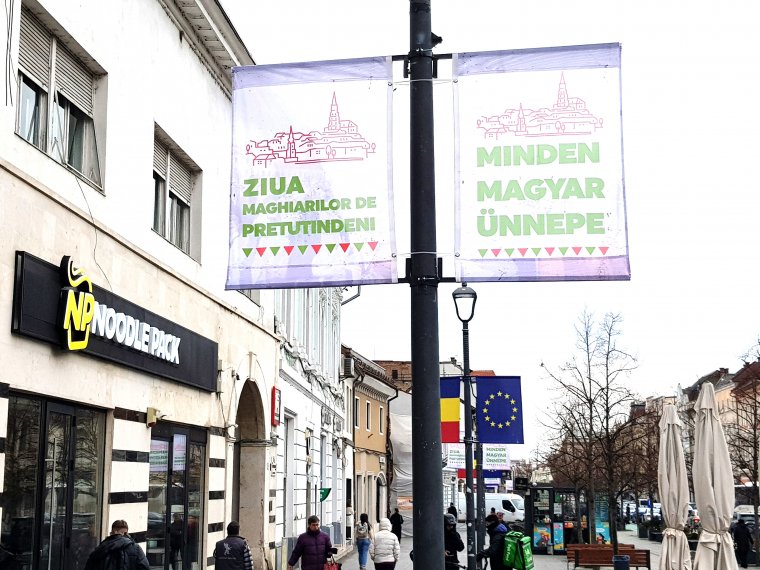 Kikerültek a piros-fehér-zöld dekorációk Kolozsváron, telefonon is ünnepelni hív az RMDSZ