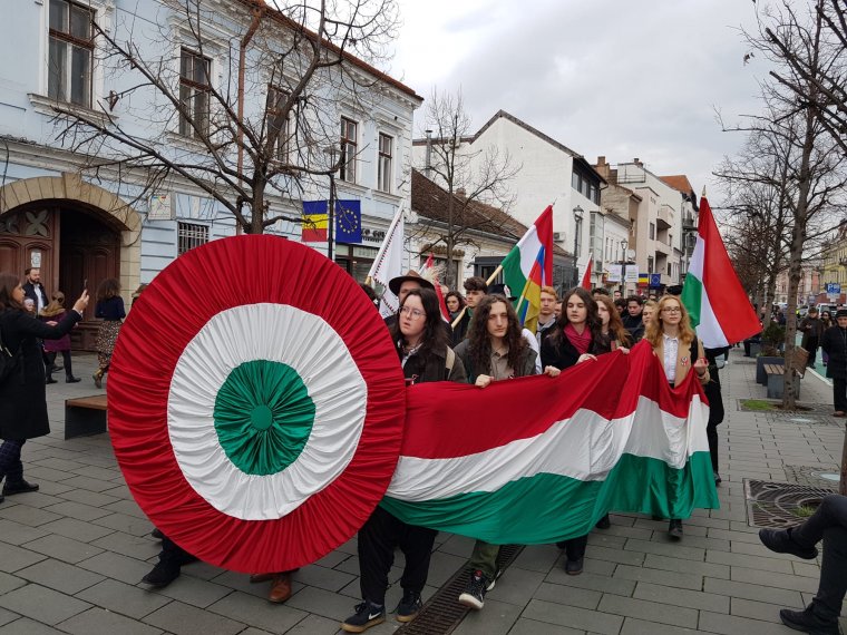 Győzzenek a magyarok! Sűrűn emlékeztettek az idei választásokra a március 15-ei ünnepségen Kolozsváron