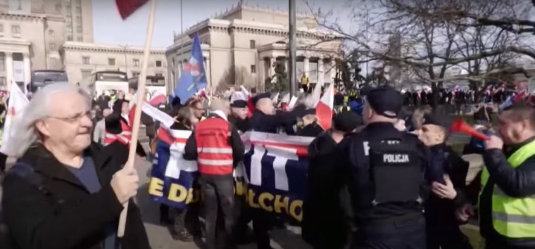 Kövekkel dobálták, összeverekedtek a rendőrökkel varsói tüntetésükön a lengyel gazdák