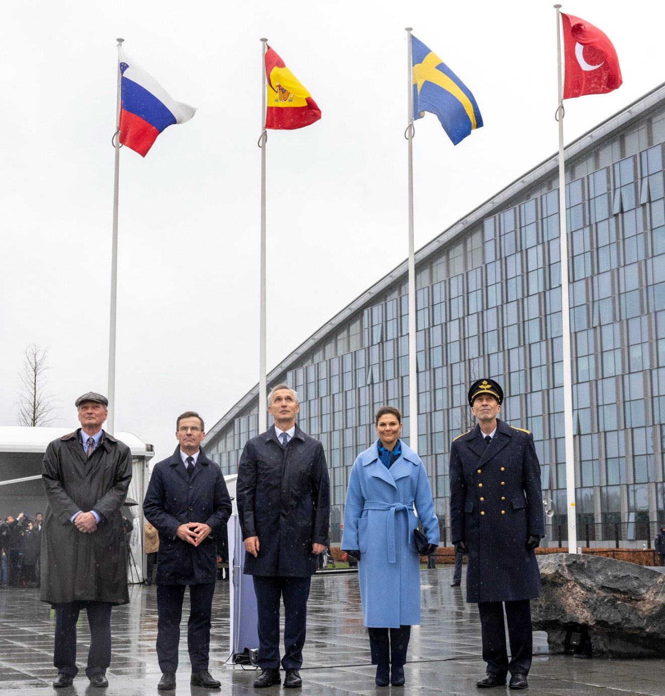 Teljes körű tagság: felvonták a svéd zászlót a NATO székháza előtt